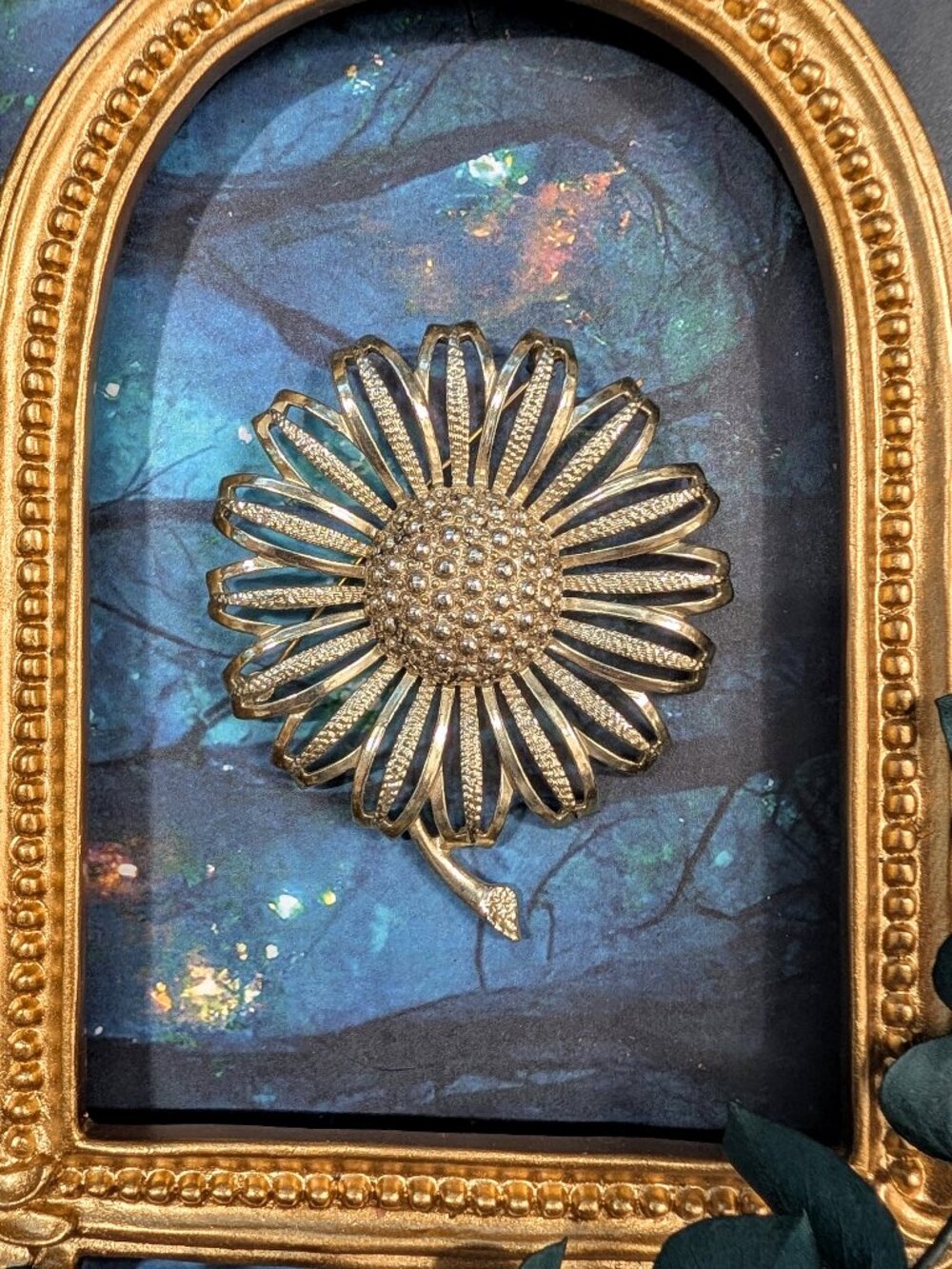 Vintage signed Sarah Coventry Large Gold Toned Sunflower Brooch